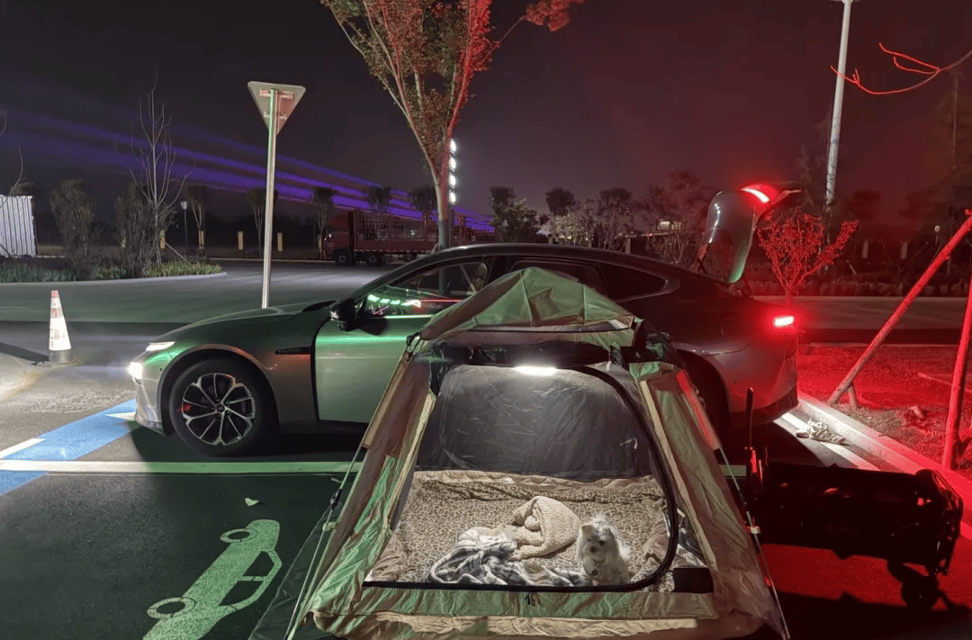 期间年轻人旅行掀起“帐篷过夜”热潮冰球突破游戏不住酒店住帐篷!国庆(图1) 期间年轻人旅行掀起“帐篷过夜”热潮冰球突破游戏不住酒店住帐篷!国庆(图1)