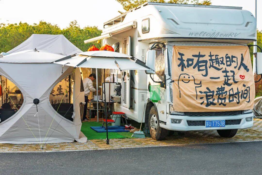 、绿意足“候鸟” 旅游热门目的地！冰球突