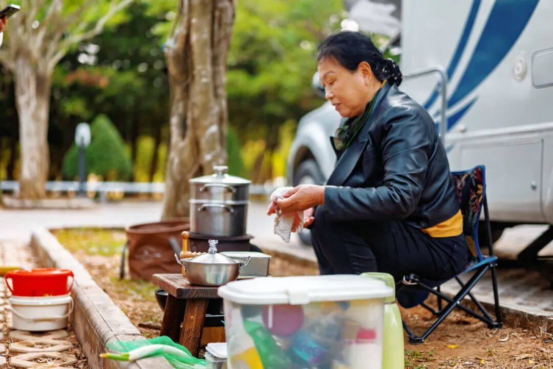 、绿意足“候鸟” 旅游热门目的地！冰球突破冬栖茂名：气候暖、人情浓(图2)